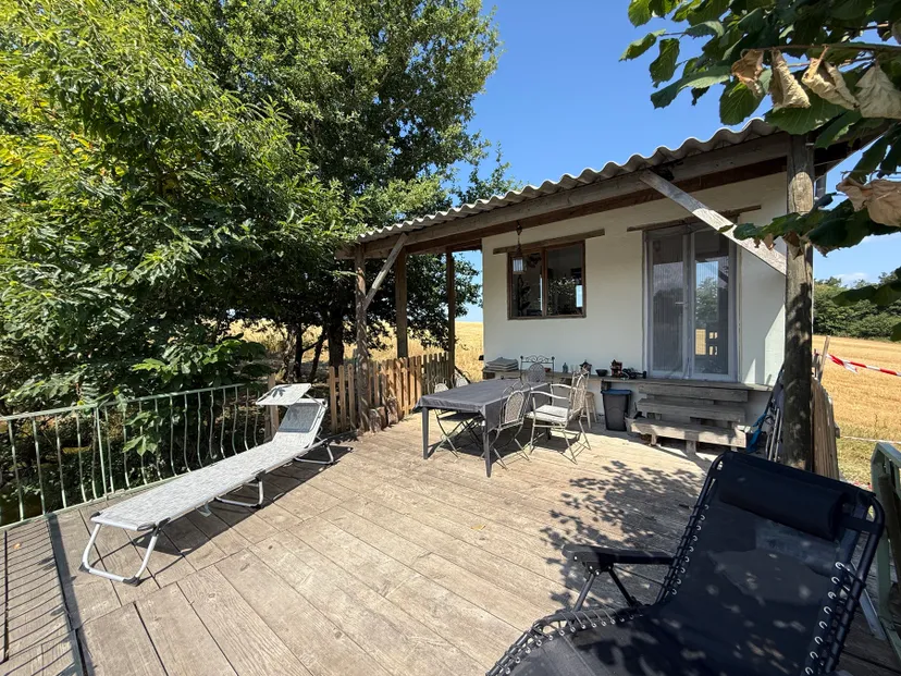 Tinyhouse avec une terrasse suspendue devant un étang de 1ha en Haute Vienne