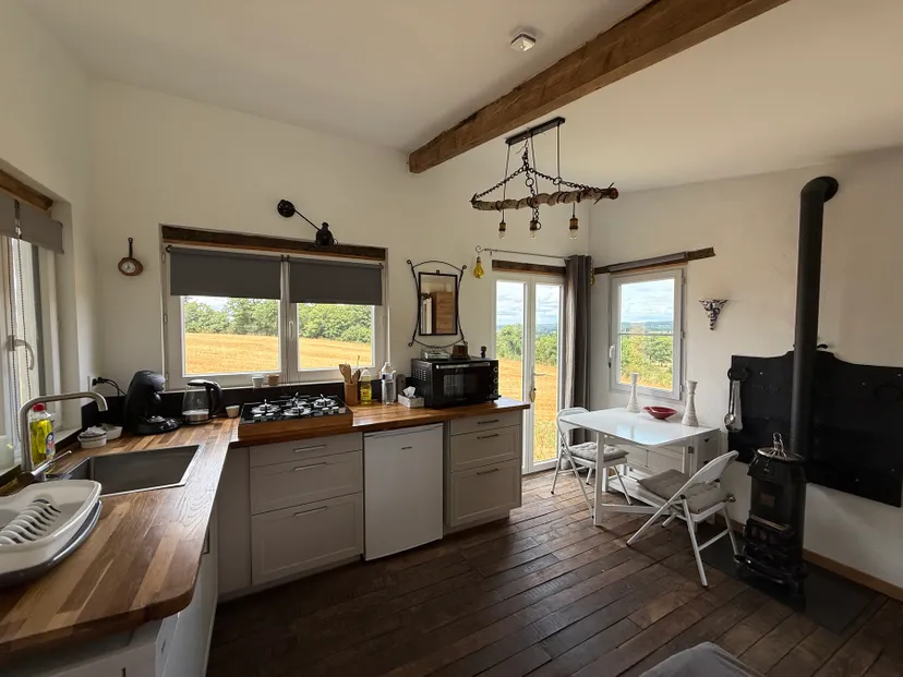 Tinyhouse avec une terrasse suspendue devant un étang de 1ha en Haute Vienne