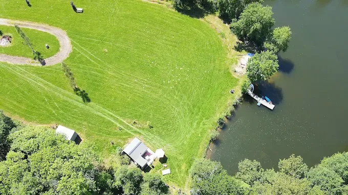 Tinyhouse avec une terrasse suspendue devant un étang de 1ha en Haute Vienne