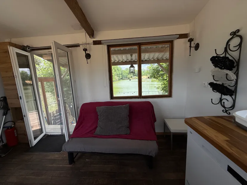 Tinyhouse avec une terrasse suspendue devant un étang de 1ha en Haute Vienne