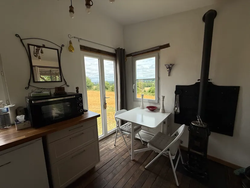 Tinyhouse avec une terrasse suspendue devant un étang de 1ha en Haute Vienne