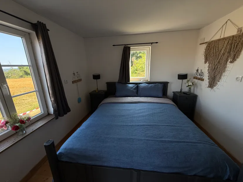 Tinyhouse avec une terrasse suspendue devant un étang de 1ha en Haute Vienne