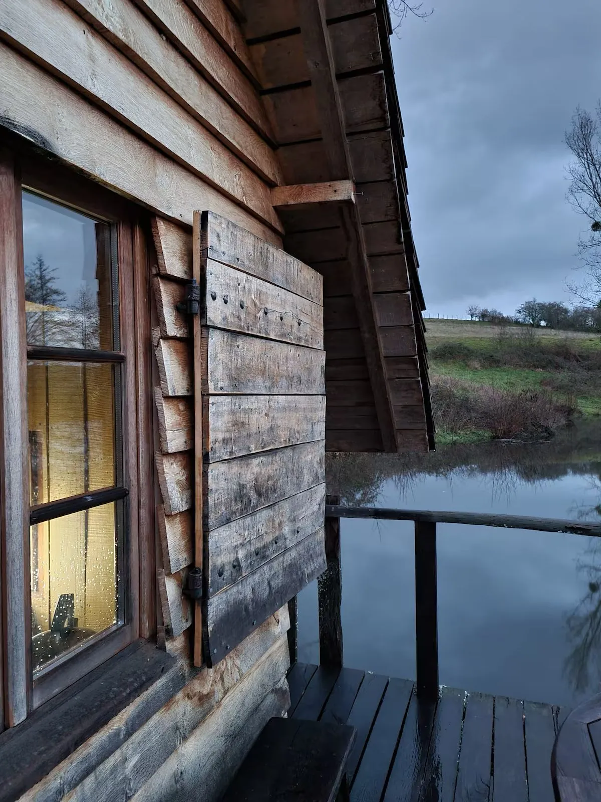 Cabane sur pilotis pour des amoureux de la nature en Franche-Comté
