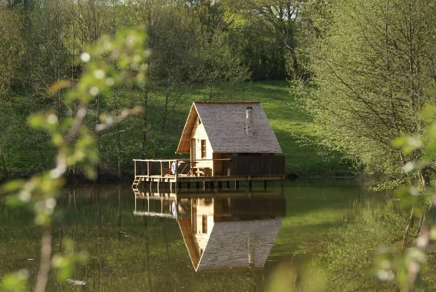 Cabane sur pilotis pour des amoureux de la nature en Franche-Comté