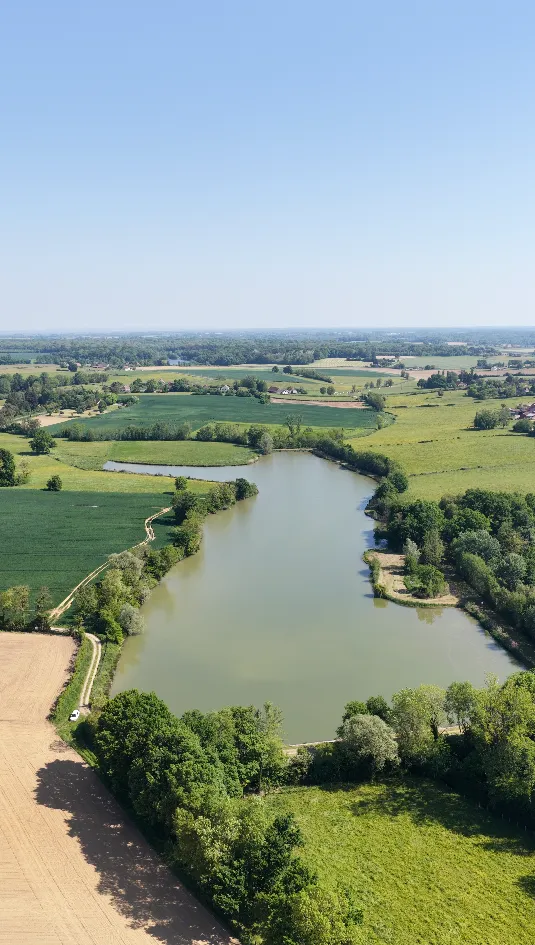 Location exceptionnelle chalet et étang (5Ha) avec parking, abris, ponton flottant