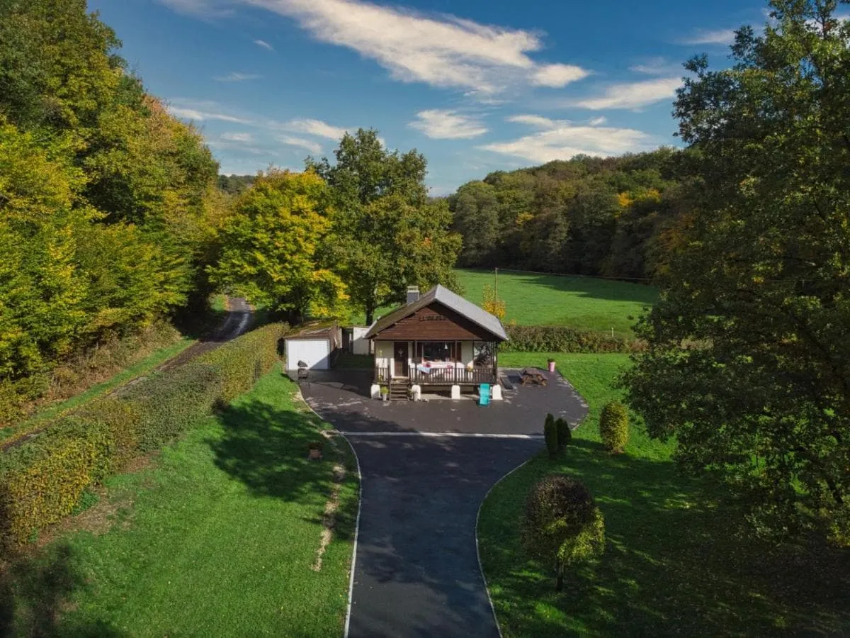 Chalet tout équipé avec étang privé pour les amoureux de la nature