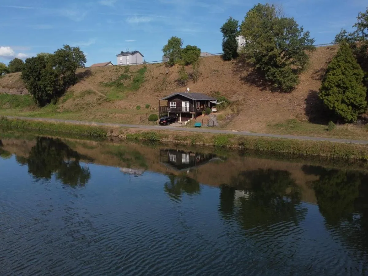 Magnifique chalet en bordure de Meuse avec étang privé