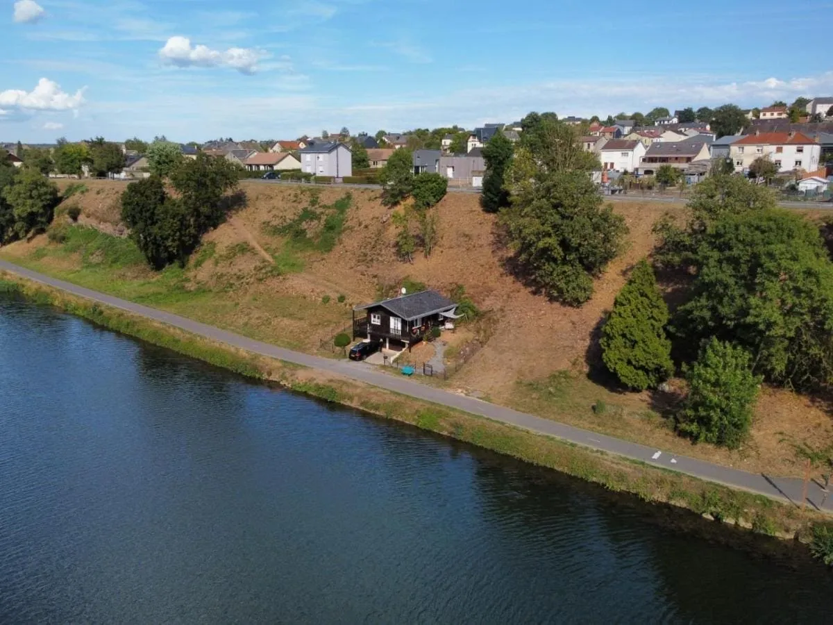 Magnifique chalet en bordure de Meuse avec étang privé