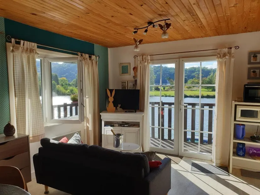 Magnifique chalet en bordure de Meuse avec étang privé
