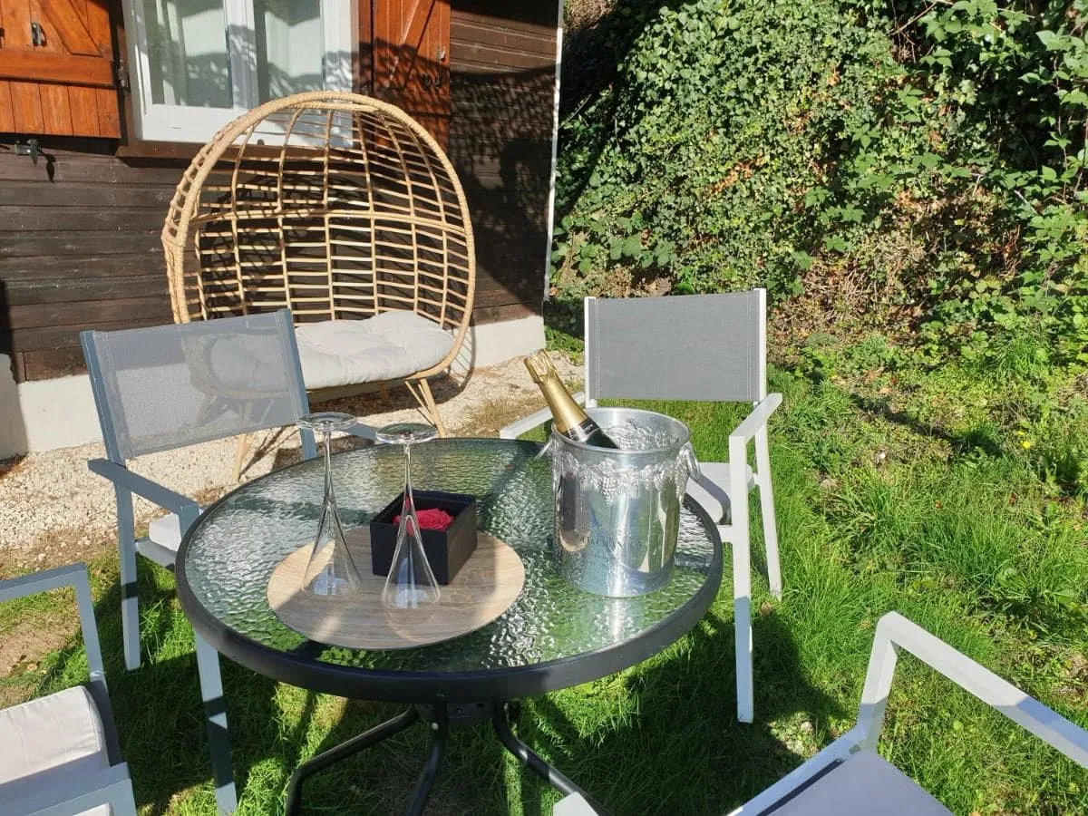 Magnifique chalet en bordure de Meuse avec étang privé