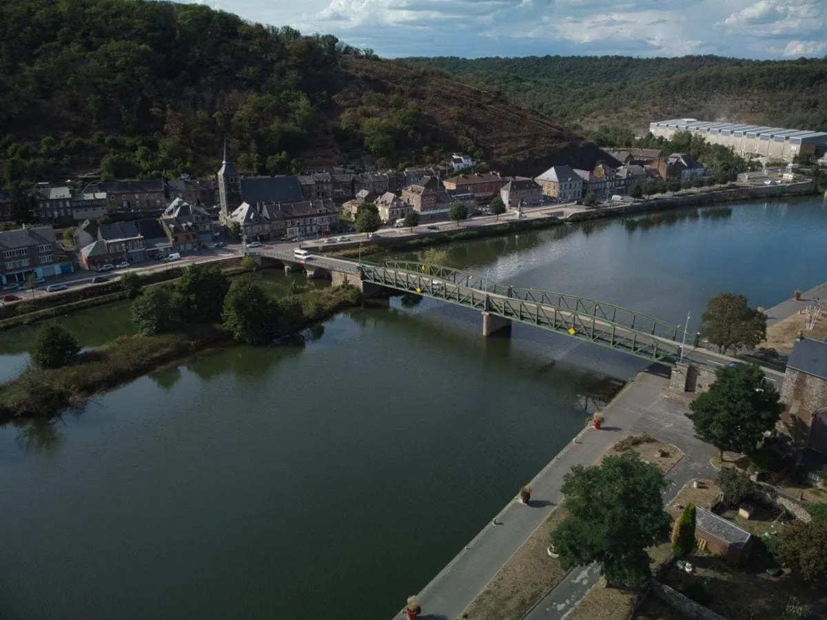 Magnifique chalet en bordure de Meuse avec étang privé