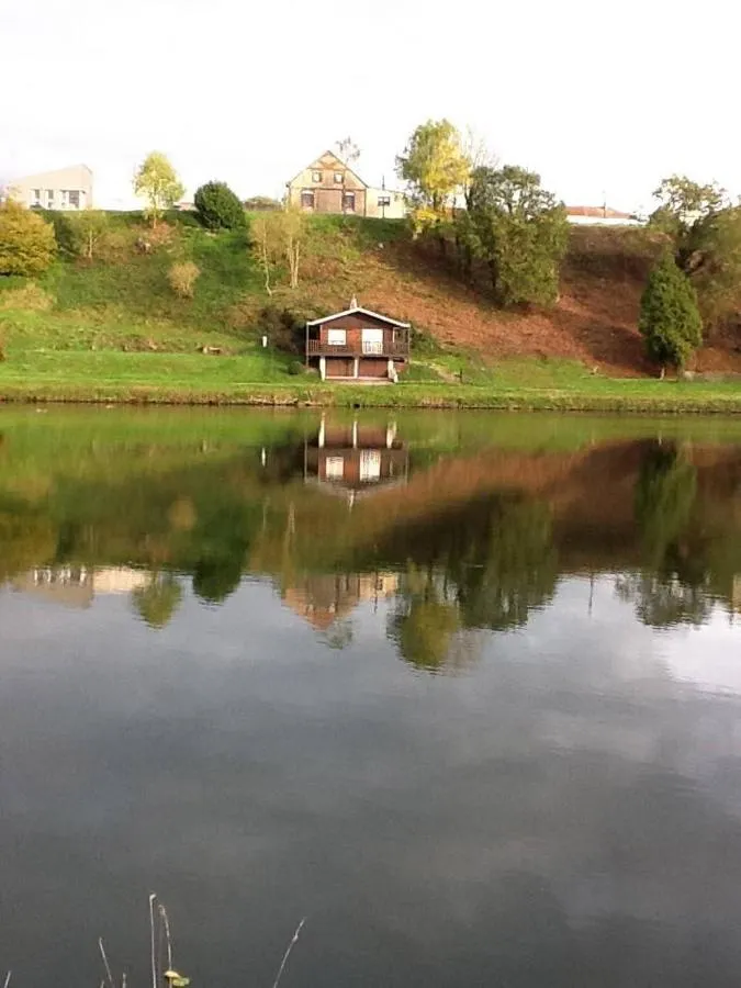 Magnifique chalet en bordure de Meuse avec étang privé