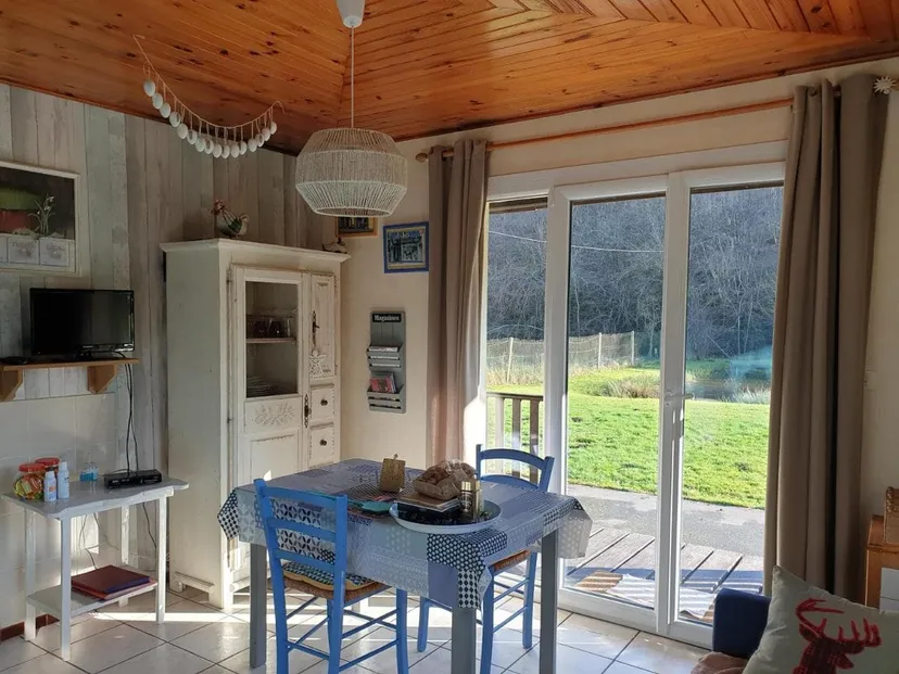 Chalet tout équipé avec étang privé pour les amoureux de la nature