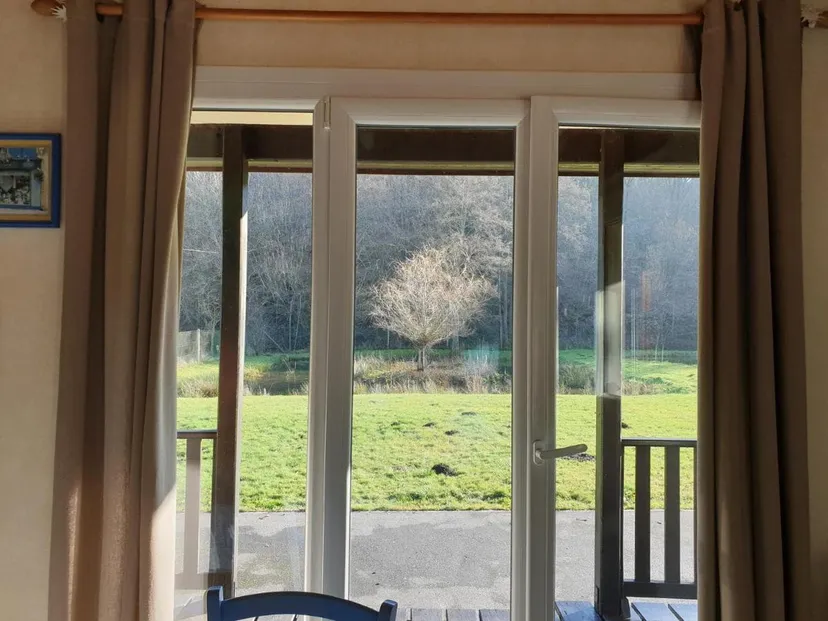 Chalet tout équipé avec étang privé pour les amoureux de la nature