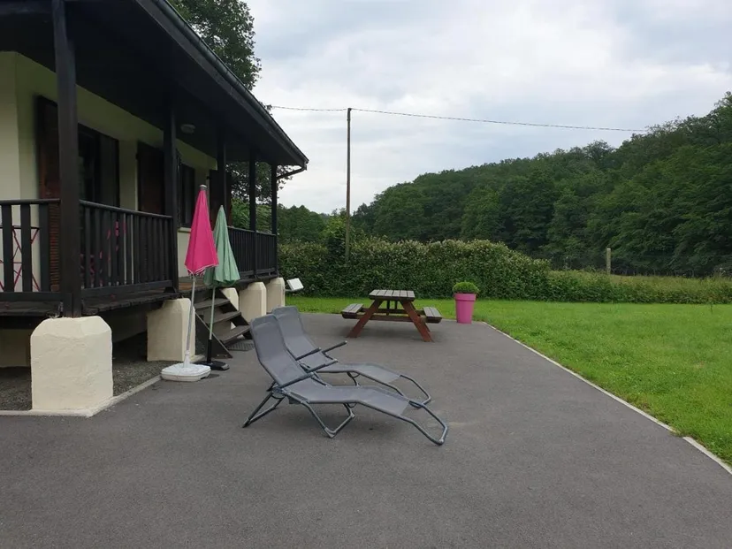 Chalet tout équipé avec étang privé pour les amoureux de la nature