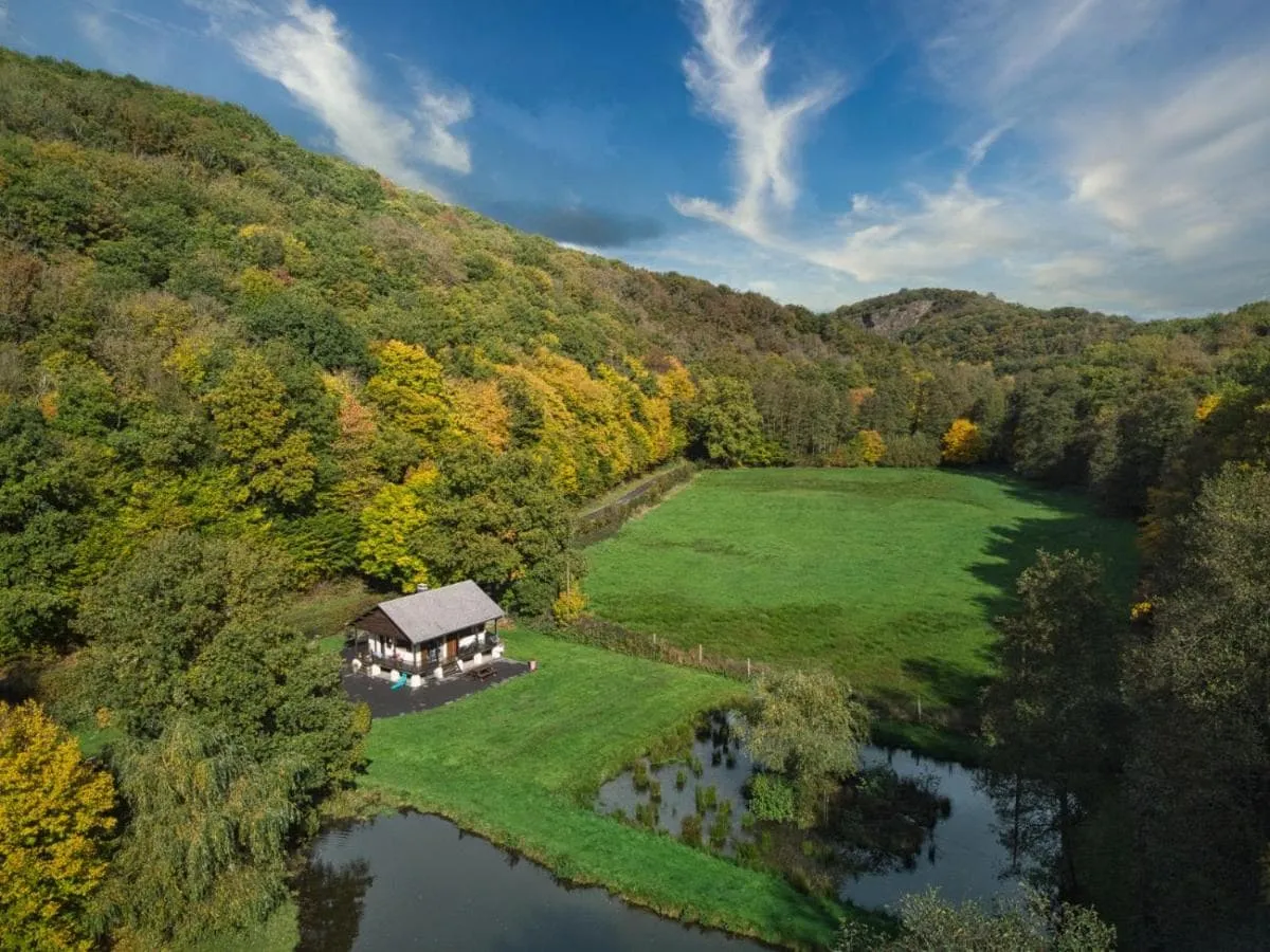 Chalet tout équipé avec étang privé pour les amoureux de la nature