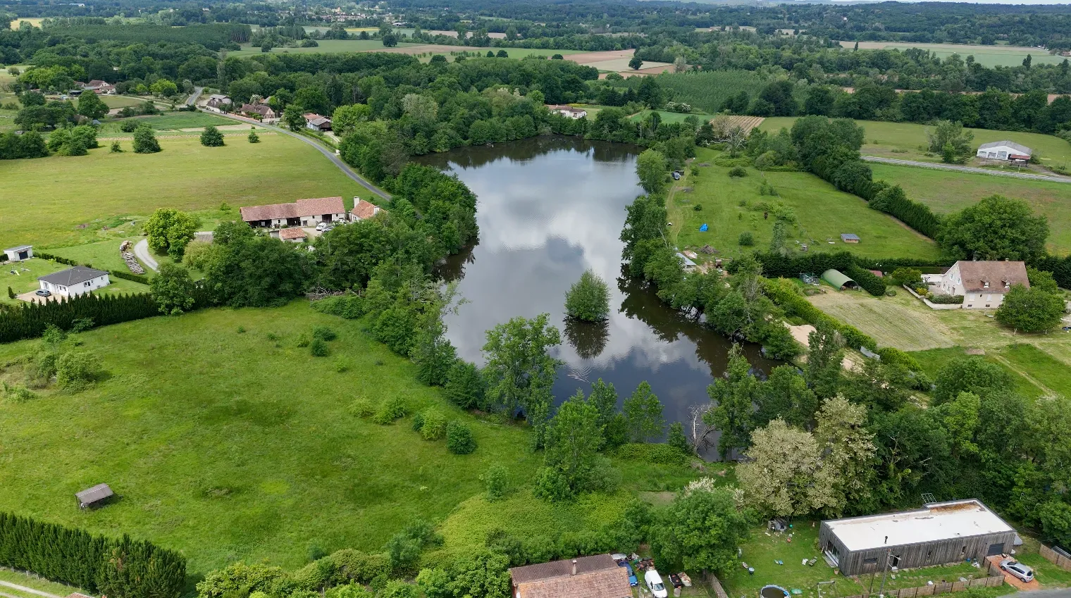 Bungalow 1 tout équipé avec étang de 3ha à deux pas de la ville