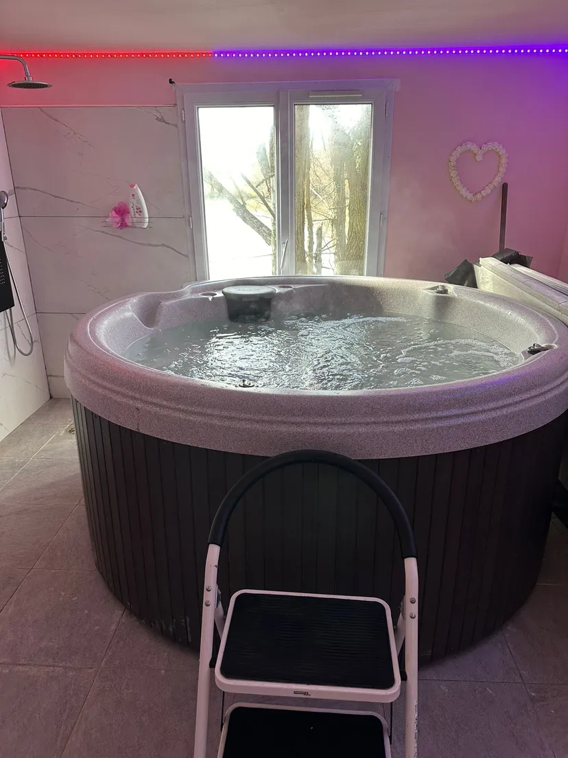Bungalow 2 tout confort avec étang privé de 3 ha et accès jacuzzi