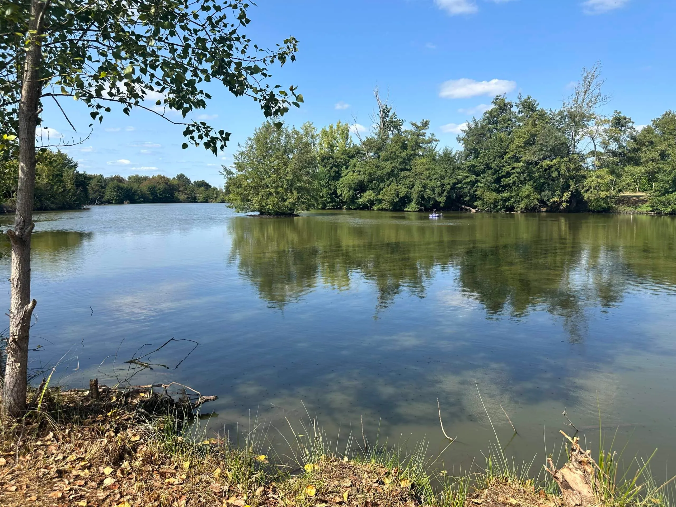Bungalow 1 tout équipé avec étang de 3ha à deux pas de la ville