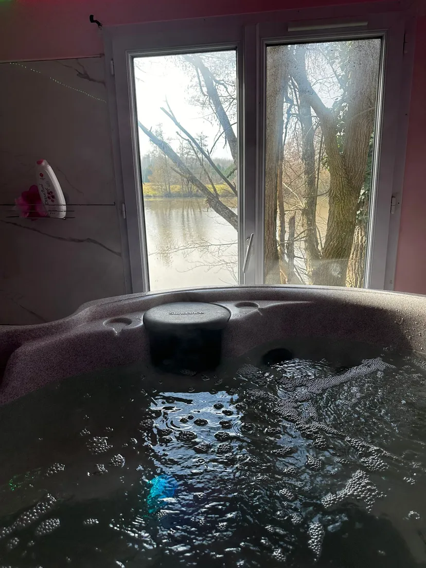 Bungalow 2 tout confort avec étang privé de 3 ha et accès jacuzzi