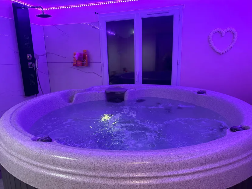 Bungalow 2 tout confort avec étang privé de 3 ha et accès jacuzzi