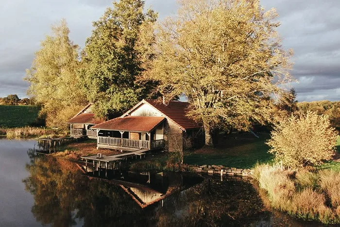 Vosges du Sud – 6 personnes – Chalet F en bois, PMR avec terrasse sur étang privé