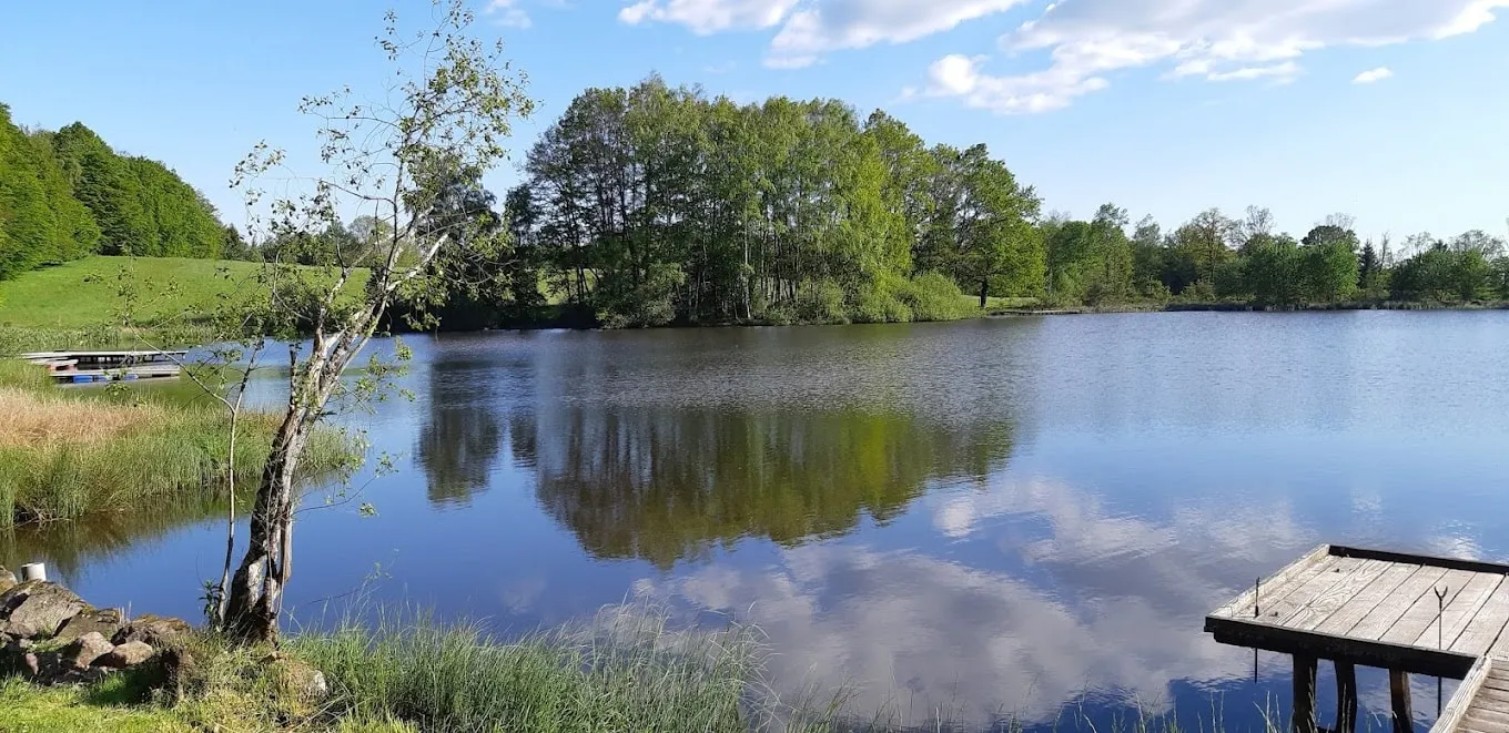 Gîte spacieux de 70 m² avec accès direct à un ponton de pêche privé? (droite)