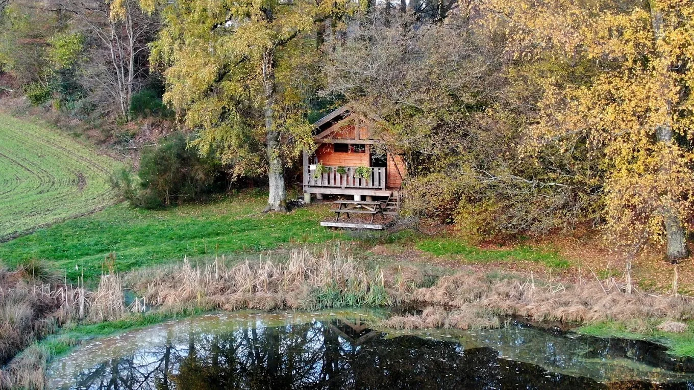 Chalet détente et nature avec étang de pêche et SPA massage