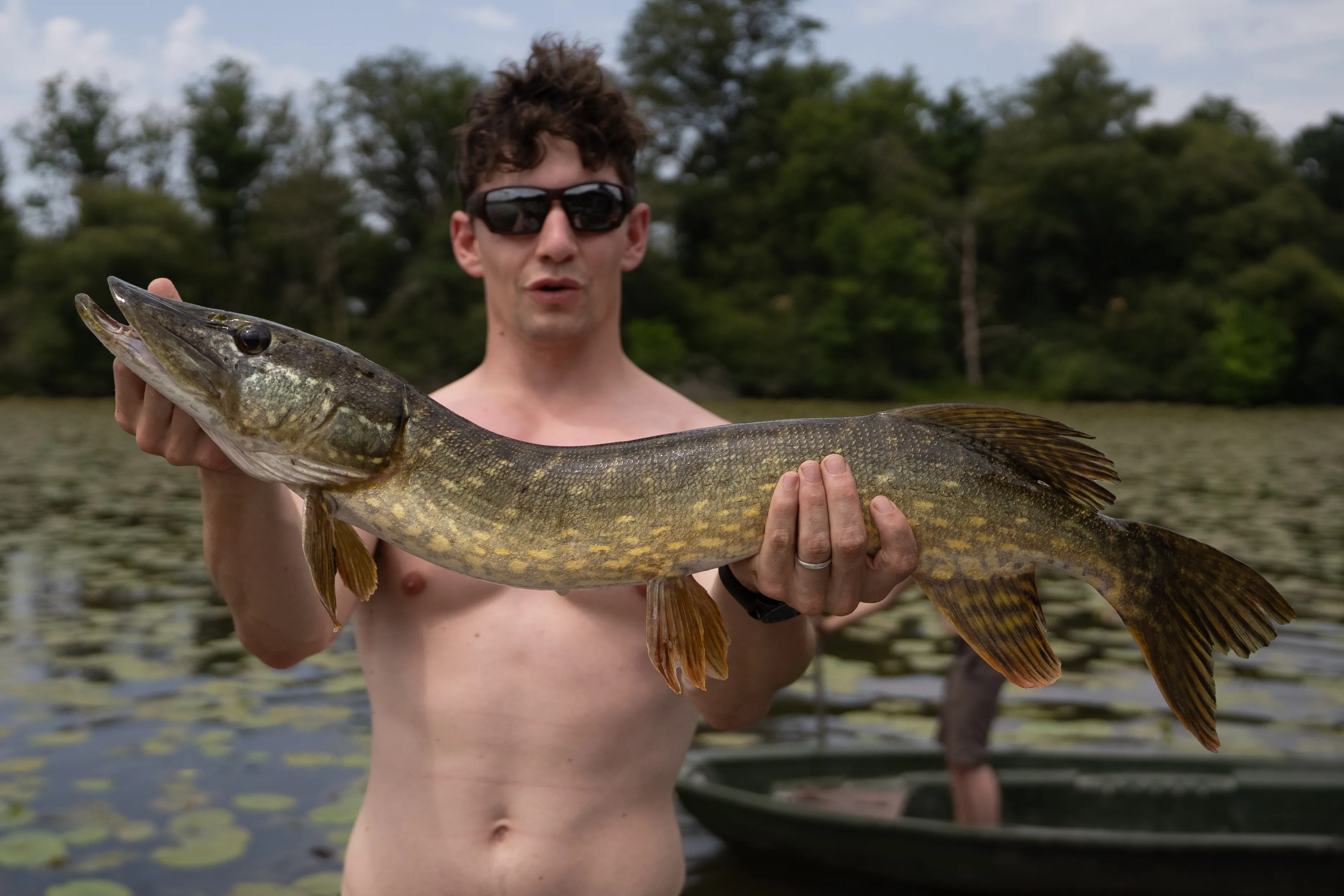 Etang de 21ha avec une cabane flottante, accès en barque sur le domaine, pêche en Bretagne