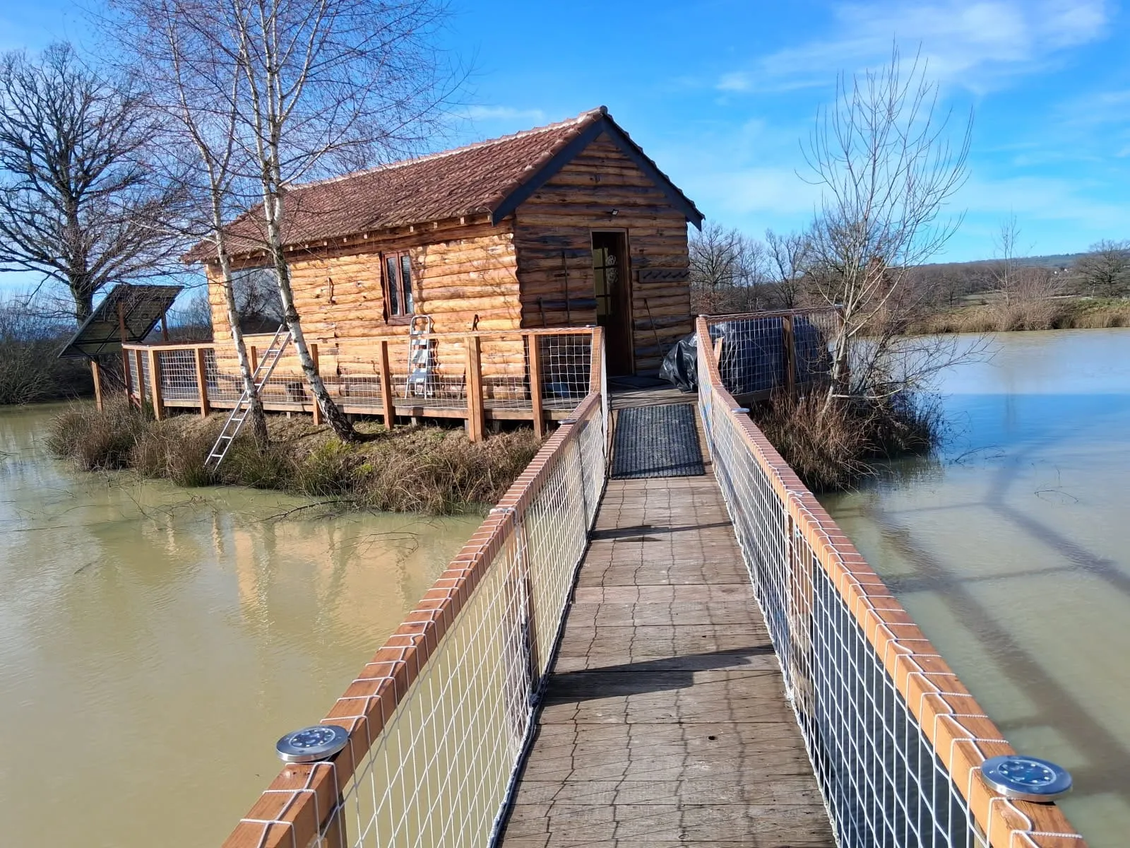 Etang familial avec sa cabane installée sur une île - séjour pêche en Bourgogne