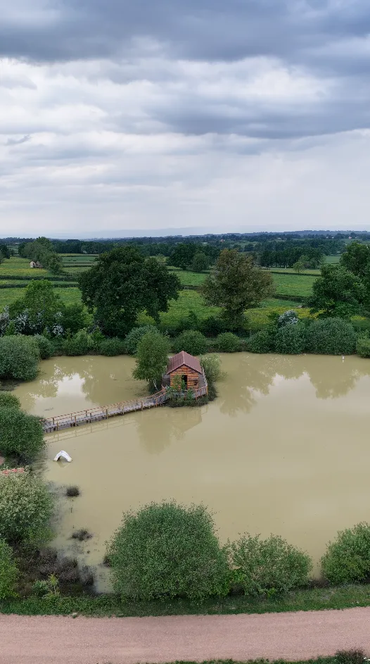Etang familial avec sa cabane installée sur une île - séjour pêche en Bourgogne