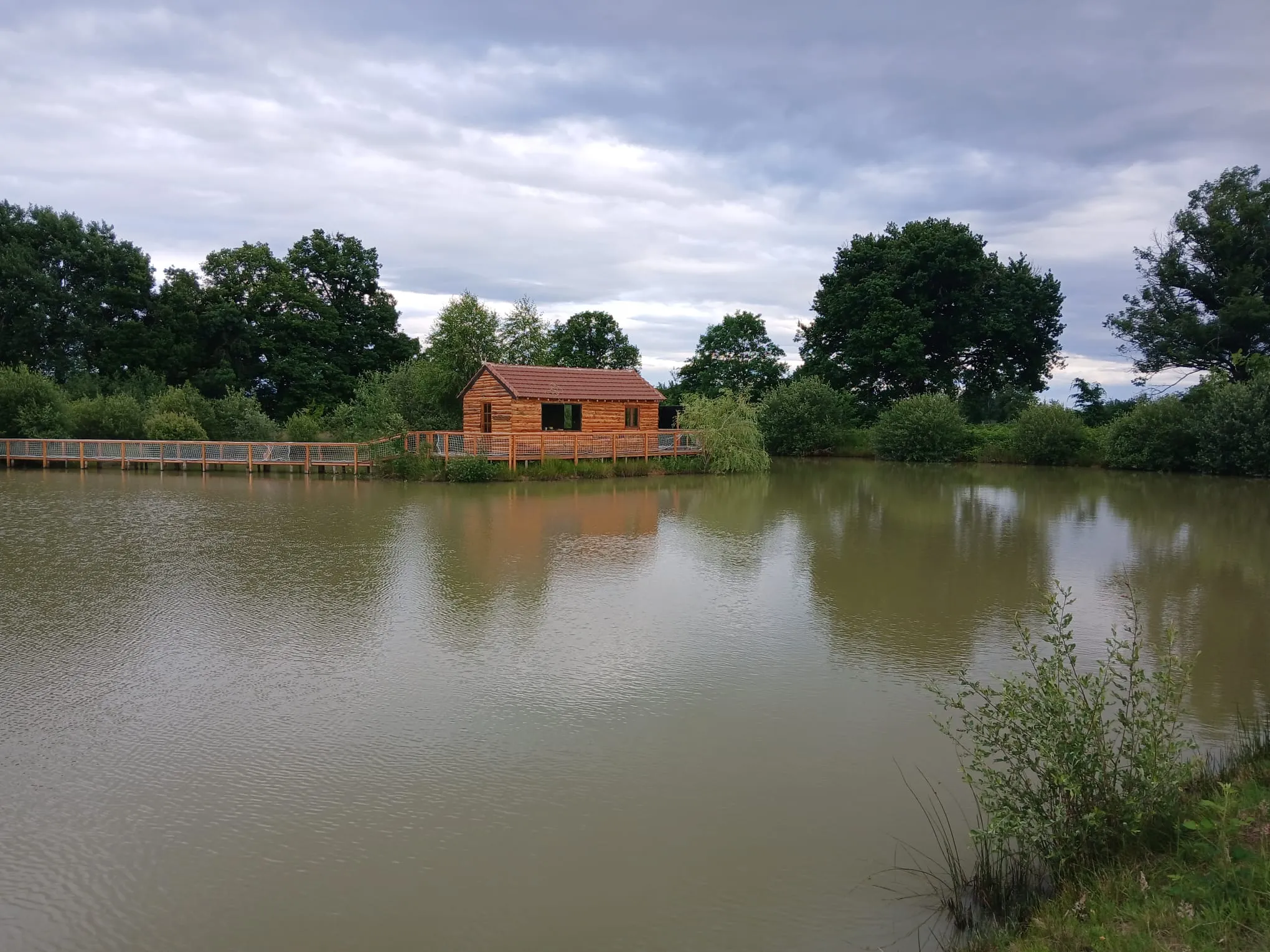 Etang familial avec sa cabane installée sur une île - séjour pêche en Bourgogne