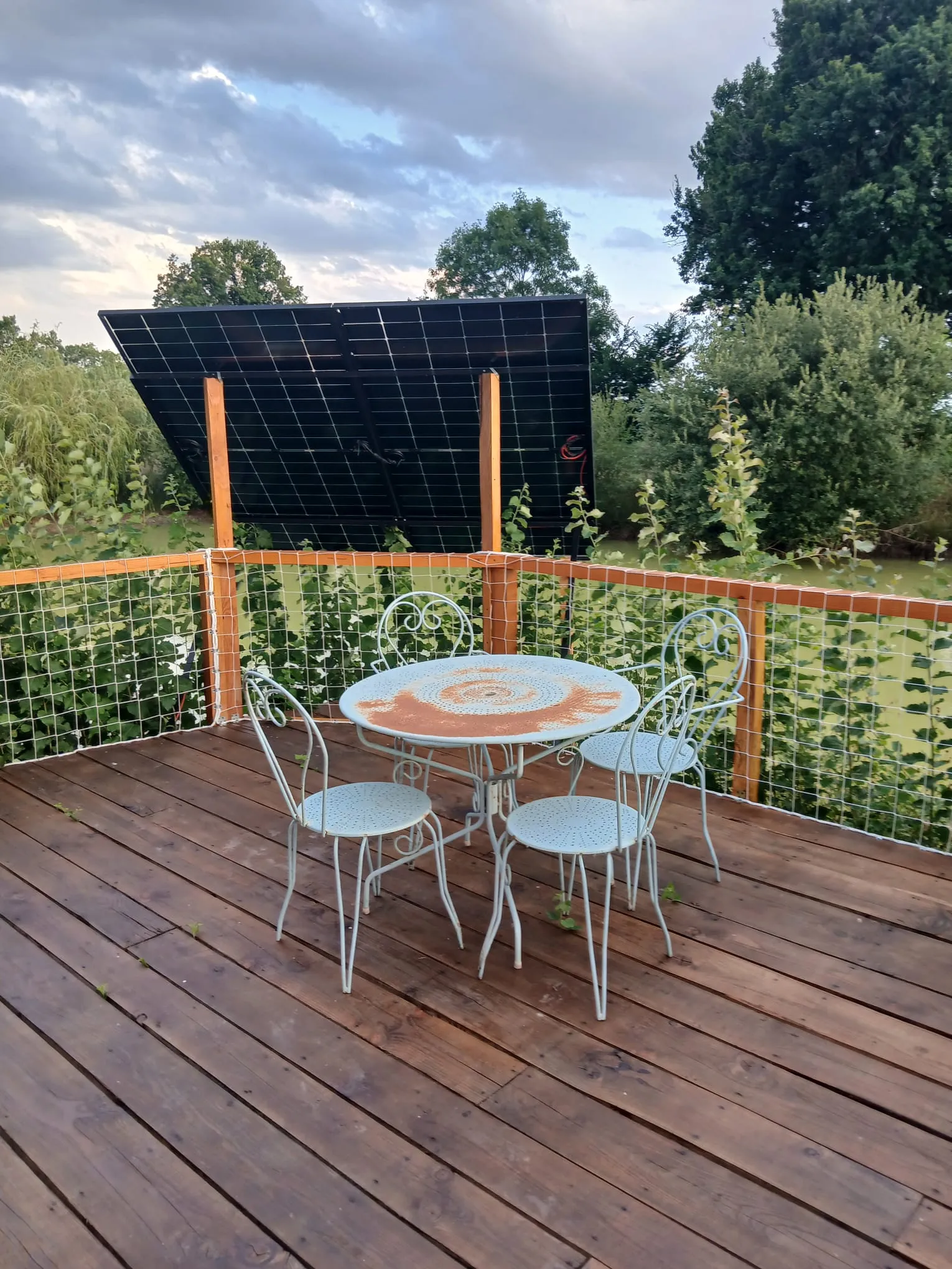 Etang familial avec sa cabane installée sur une île - séjour pêche en Bourgogne