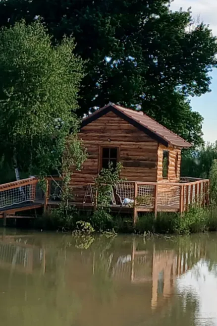 Etang familial avec sa cabane installée sur une île - séjour pêche en Bourgogne