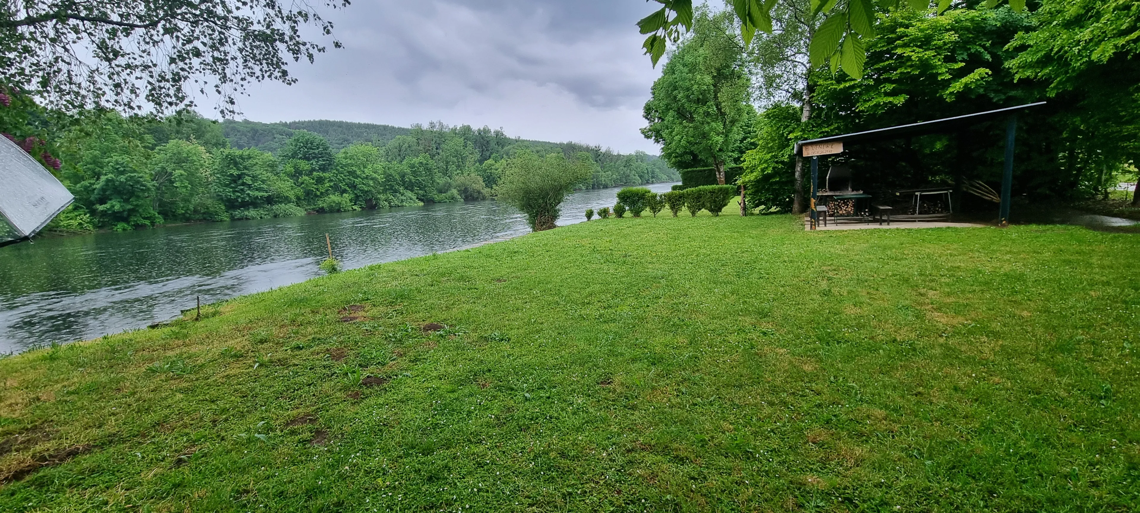 Magnifique terrain en bordure de rivière