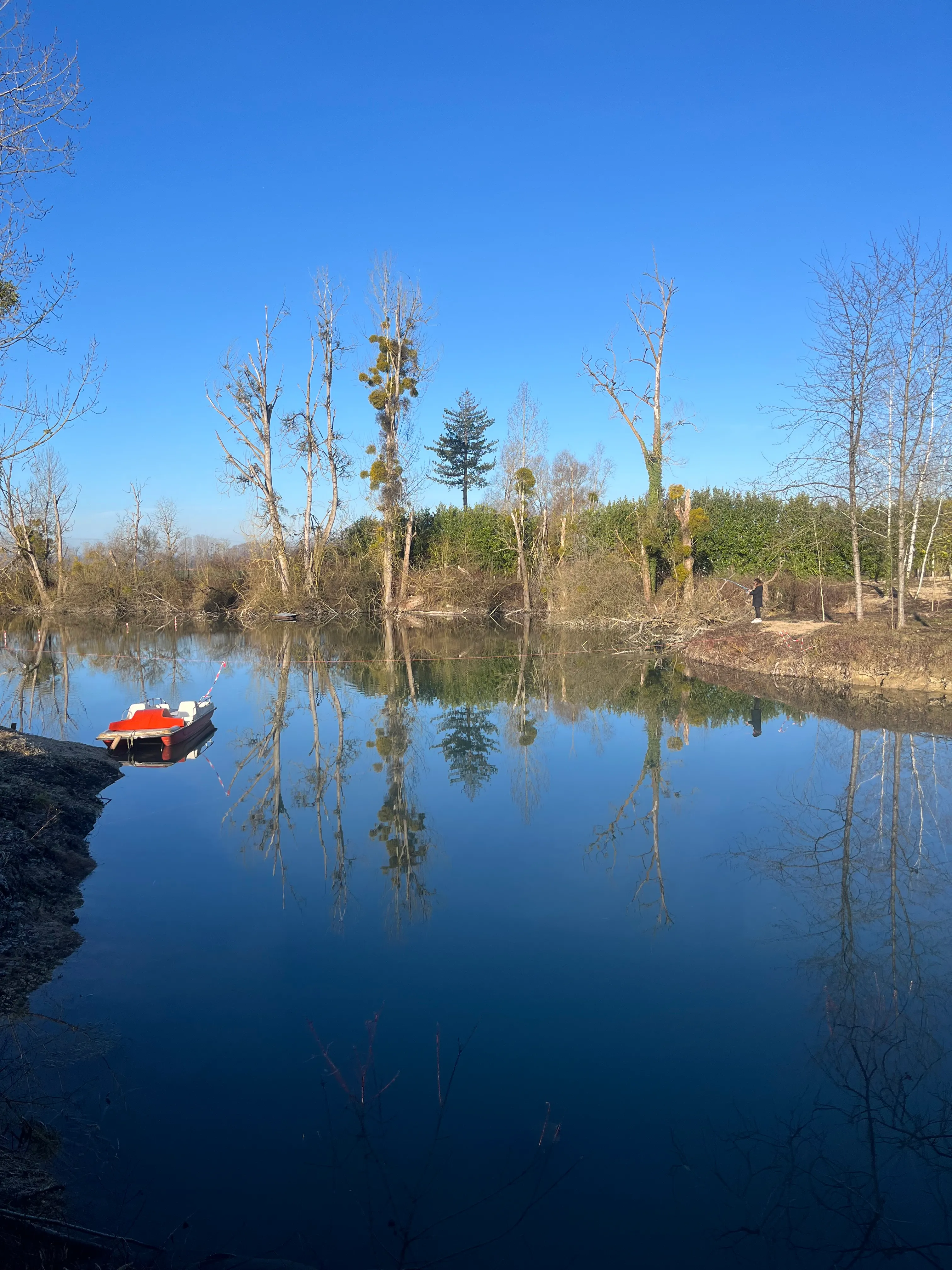 Étang avec yourte aménagée et forte population de poissons !