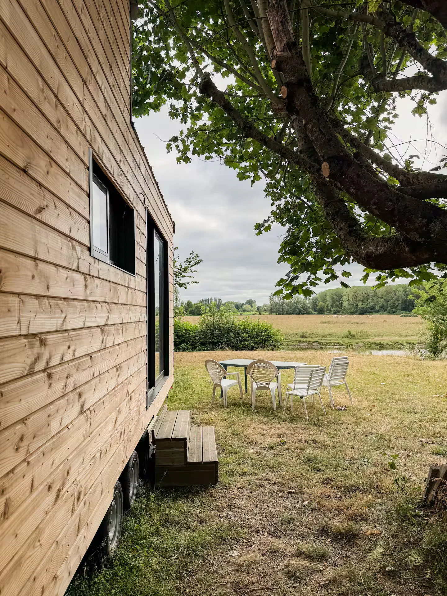 Tiny house en bordure de rivière de la Sarthe, location pour se reposer et pêcher