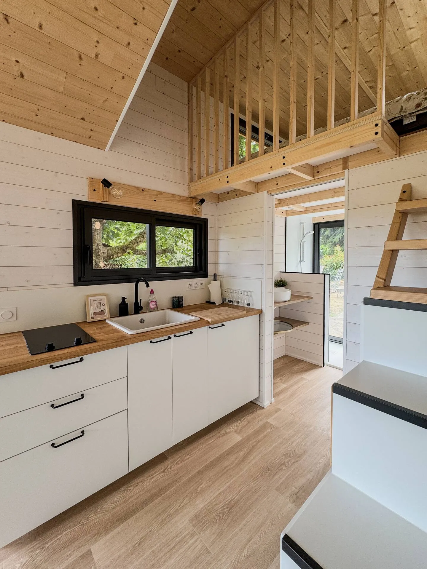 Tiny house en bordure de rivière de la Sarthe, location pour se reposer et pêcher