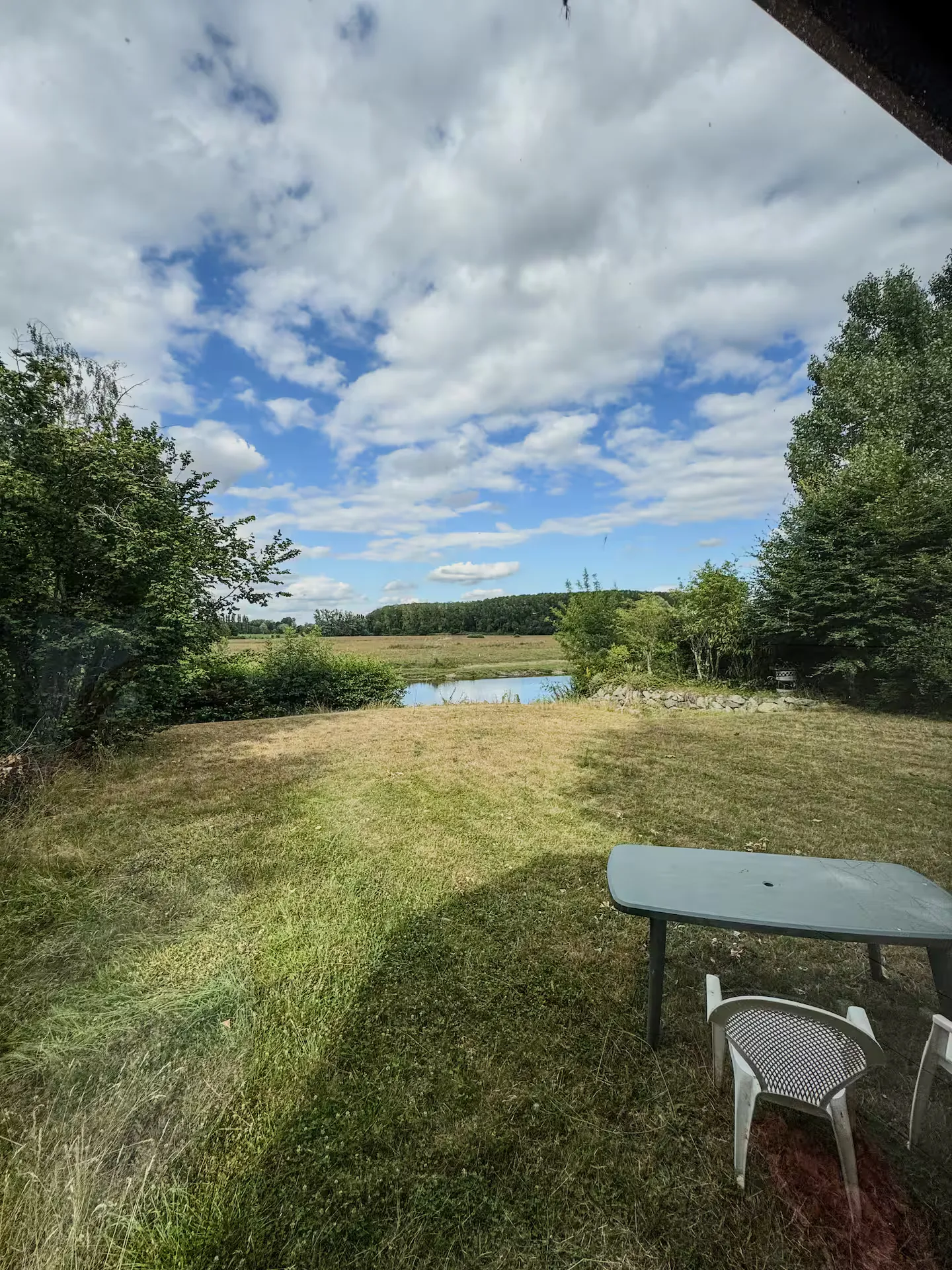 Tiny house en bordure de rivière de la Sarthe, location pour se reposer et pêcher