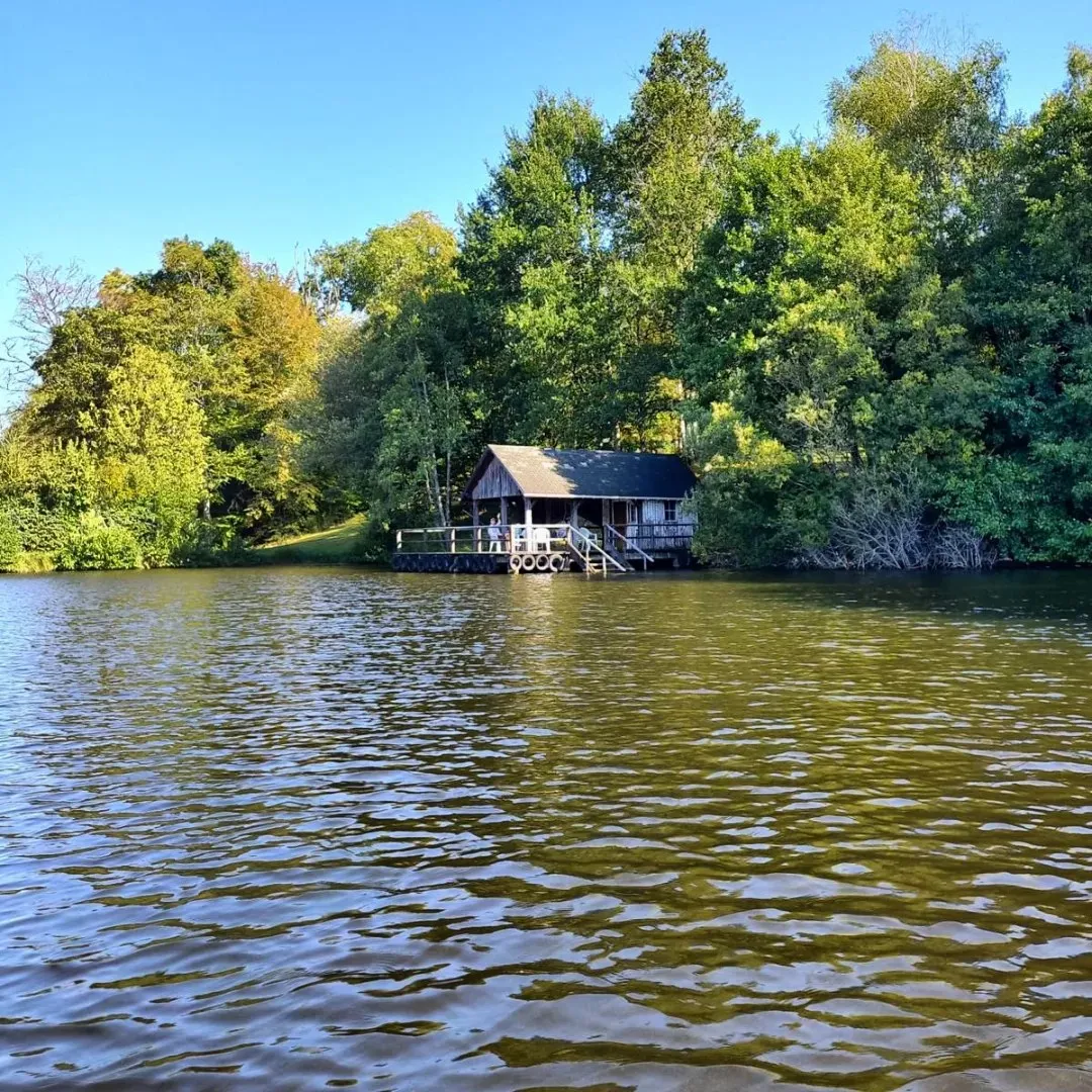 Domaine de caractère en région Centre – 8 personnes – Demeure au bord d’un lac de 4ha jamais pêché
