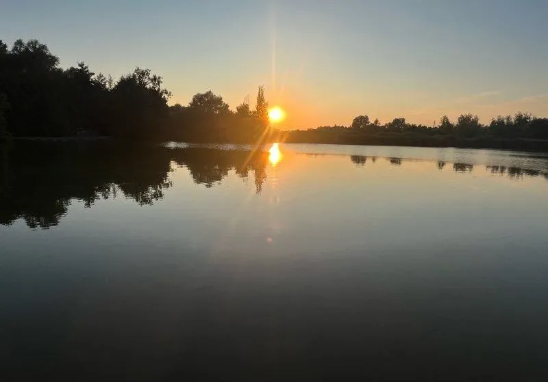 Séjour de pêche proche d'Amiens – Chalets pour 15 personnes au bord d’un étang privé de 2 ha