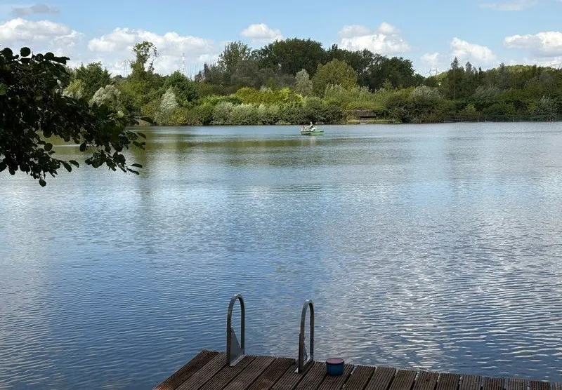 Séjour de pêche proche d'Amiens – Chalets pour 15 personnes au bord d’un étang privé de 2 ha