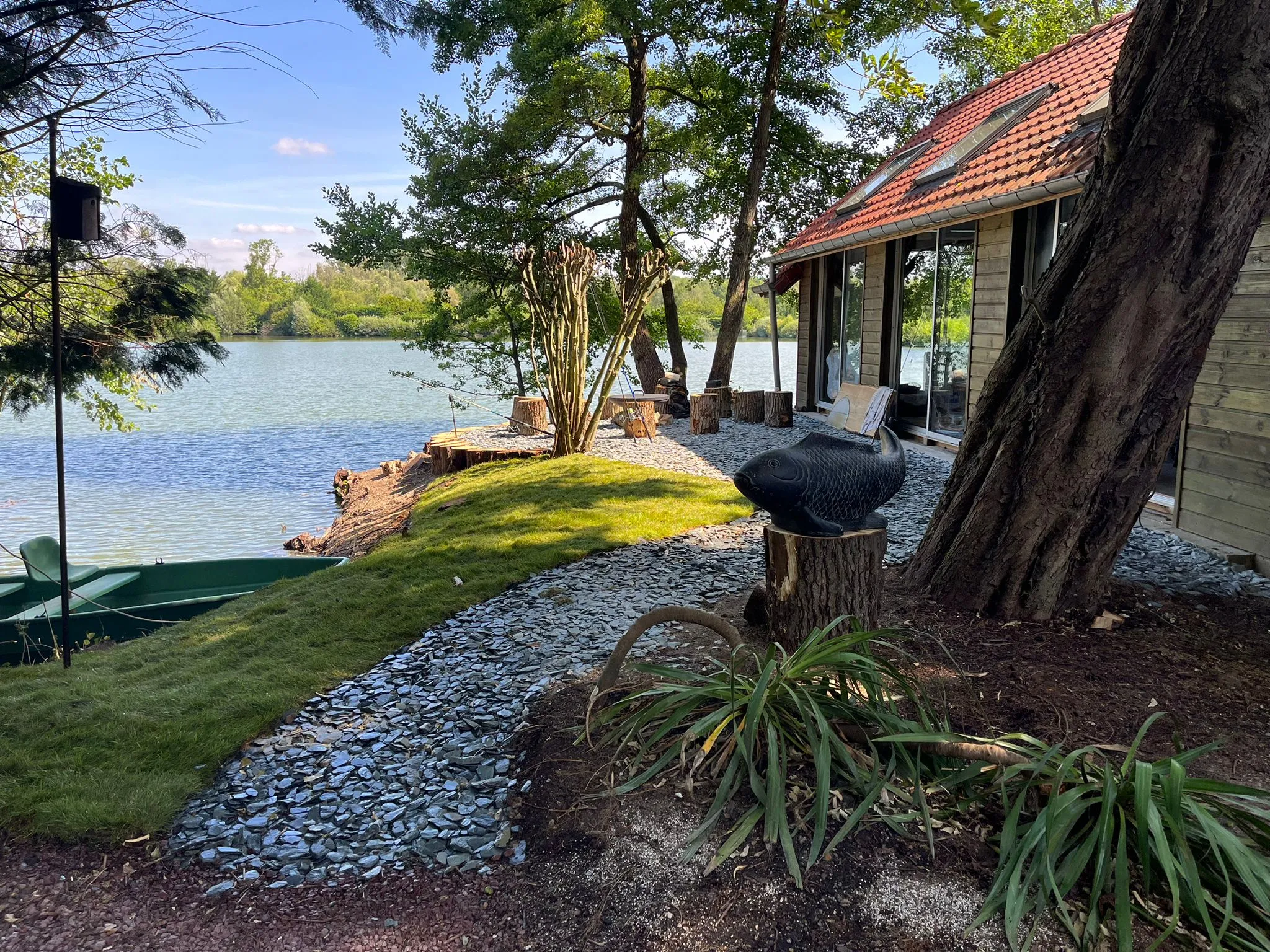 Séjour de pêche proche d'Amiens – Chalets pour 15 personnes au bord d’un étang privé de 2 ha
