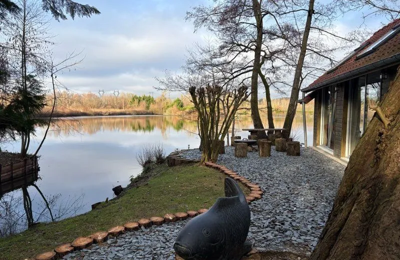 Chalet vitré de 80m² au bord d'un étang privatif de 2ha près d'Amiens