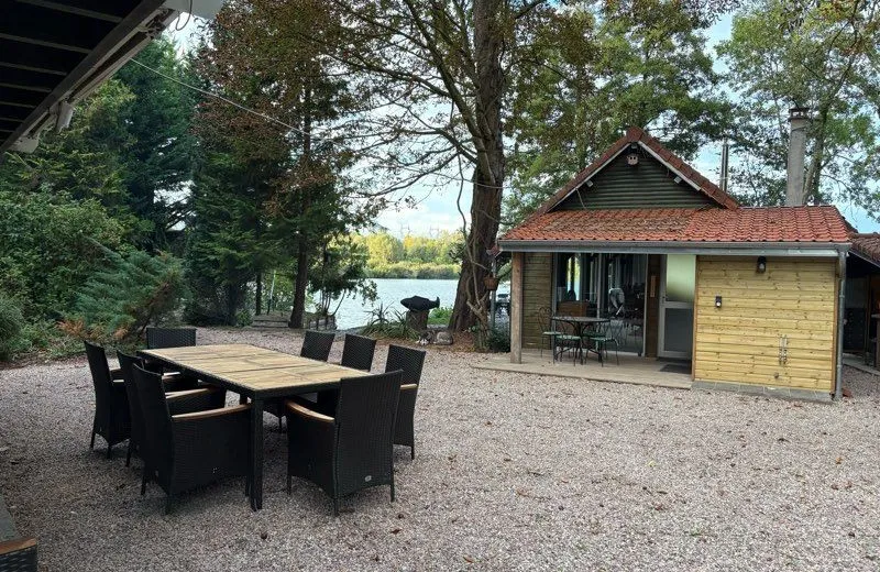 Chalet vitré de 80m² au bord d'un étang privatif de 2ha près d'Amiens