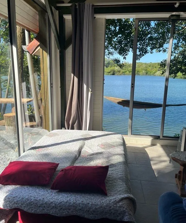 Chalet vitré de 80m² au bord d'un étang privatif de 2ha près d'Amiens