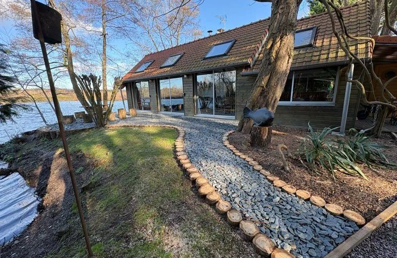 Chalet vitré de 80m² au bord d'un étang privatif de 2ha près d'Amiens