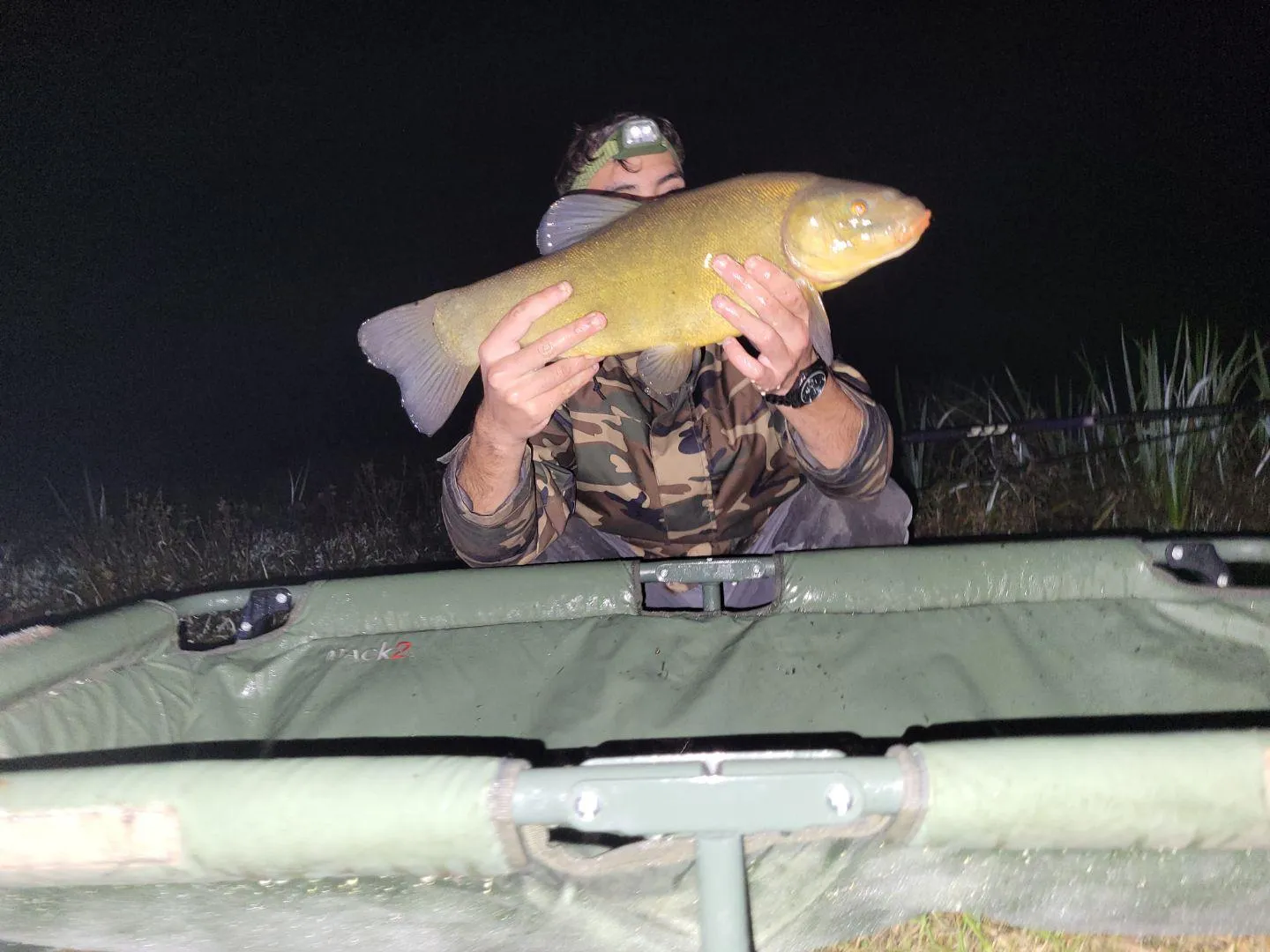Pêche dans un étang sauvage préservé et très sauvage