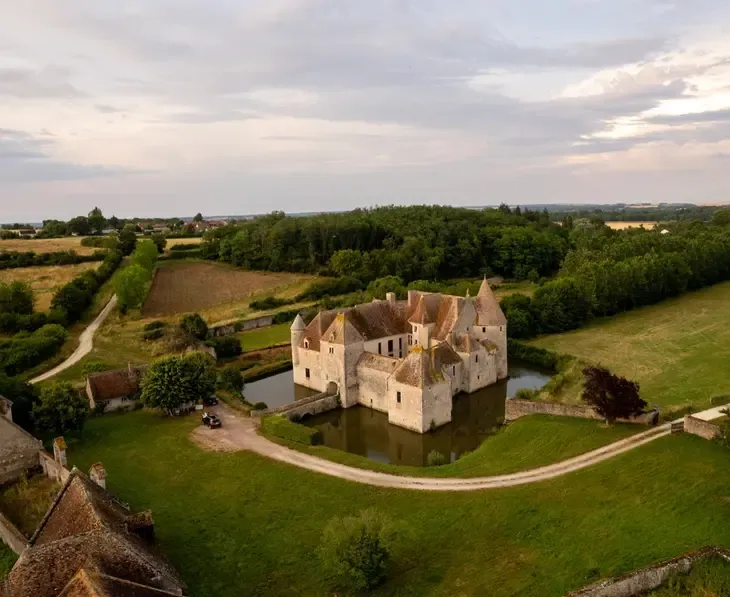 Journée pêche dans les douves d’un château