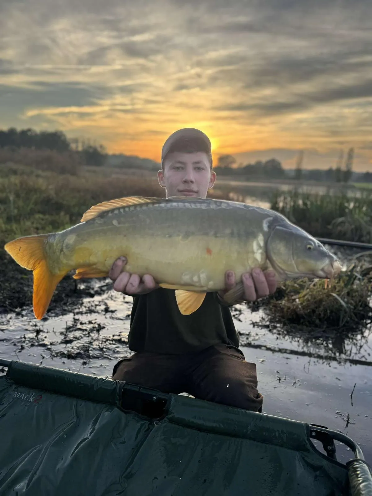 Pêche dans un étang sauvage préservé et très sauvage